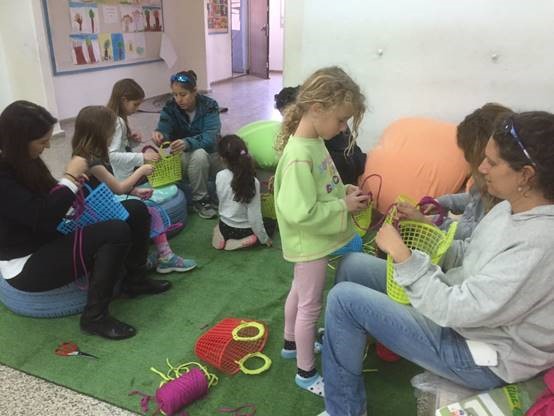 הורים מכינים הפתעה לילדים 