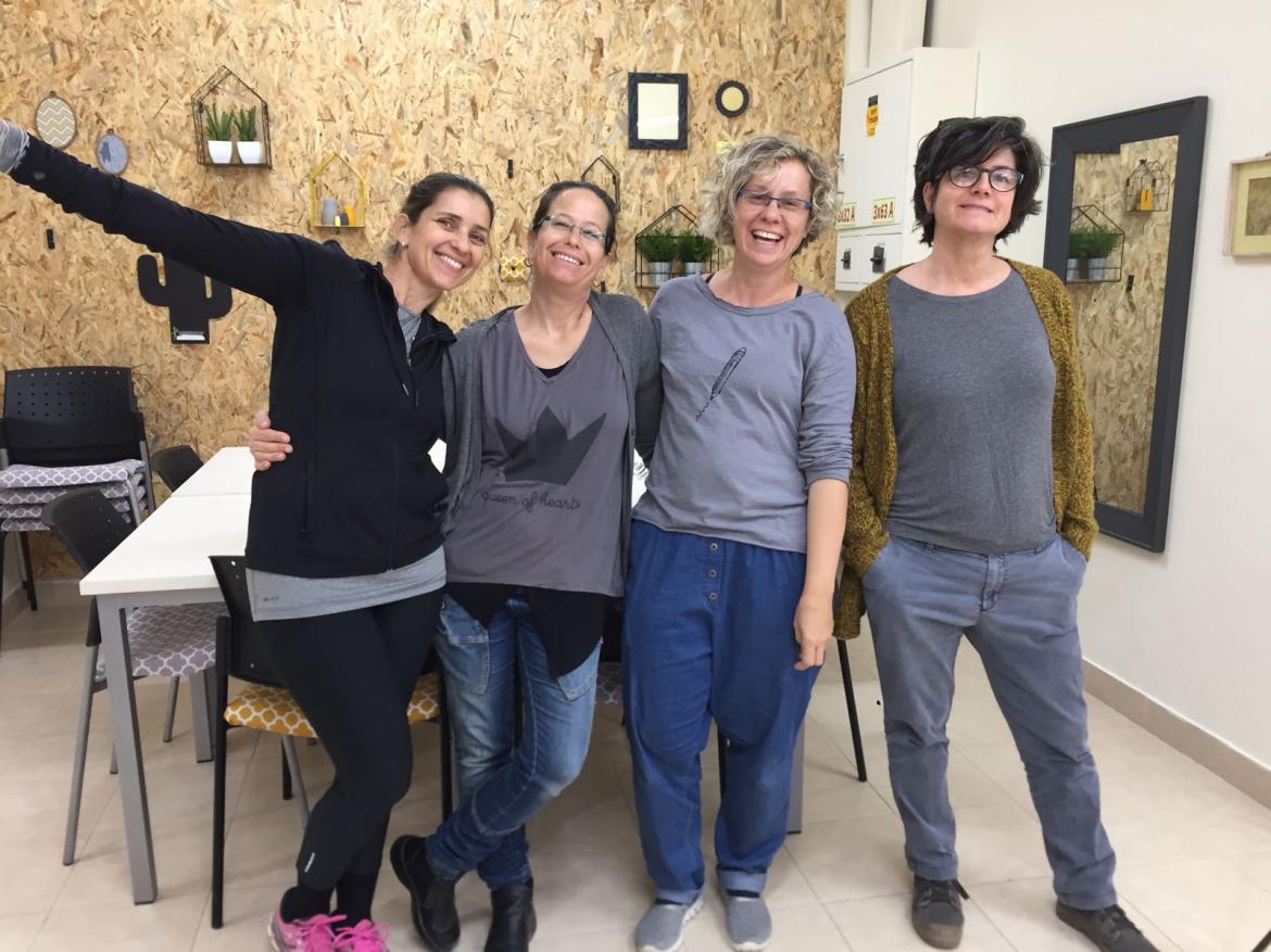 העושות במלאכת השיפוץ 