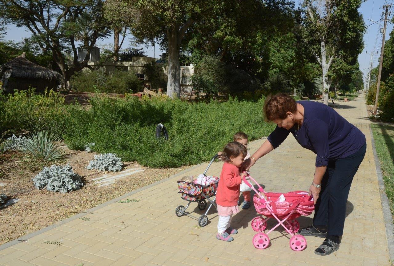תמונה - תקווה עם הנכדות צילום: נטע אור