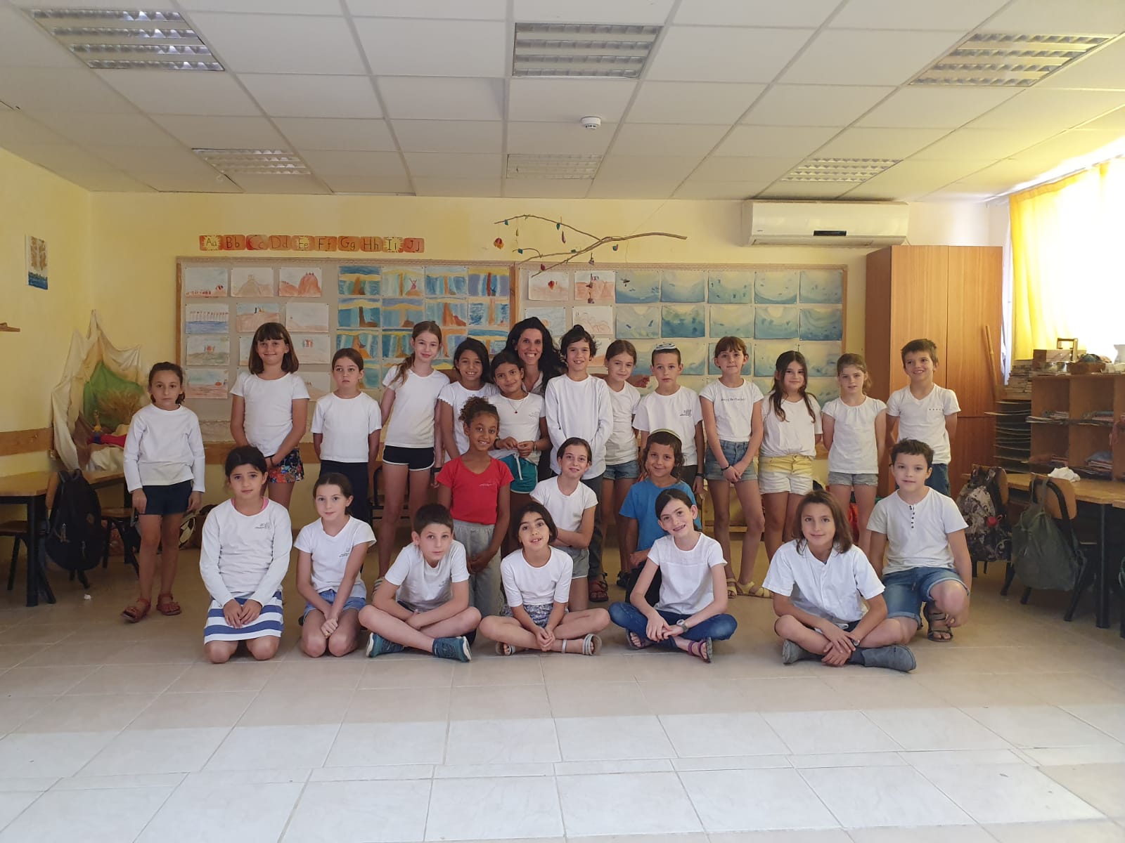 תלמידי כיתה ג' המקסימים והמורה ליאת גלבוע מצוקים