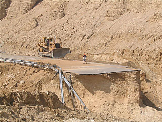 בתמונה: הכביש שצנח - תחילת תיקונים בשבת. צילום: דוב מאיר/חצבה