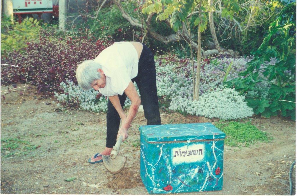 נעמי זולר וקופסאת החשבוניות ארכיון עין יהב