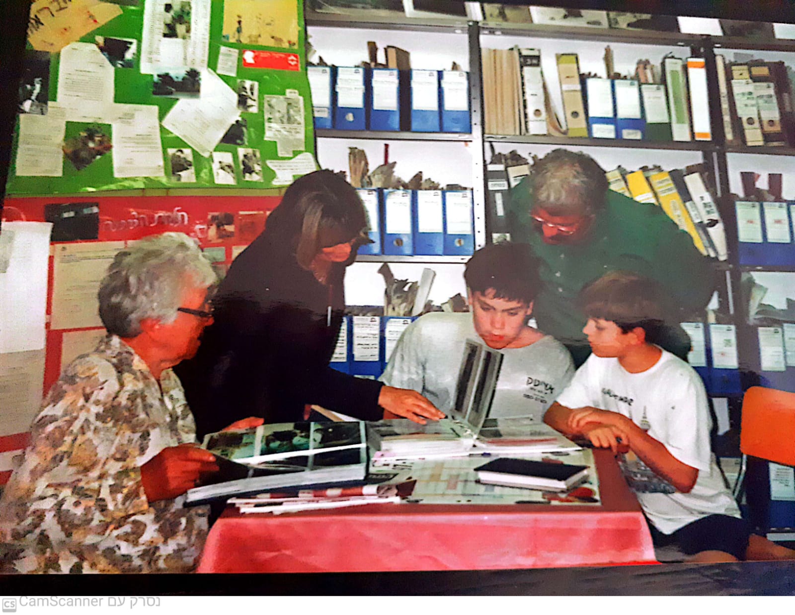 משפחת לינדנברג בארכיון עין יהב מרץ 2001