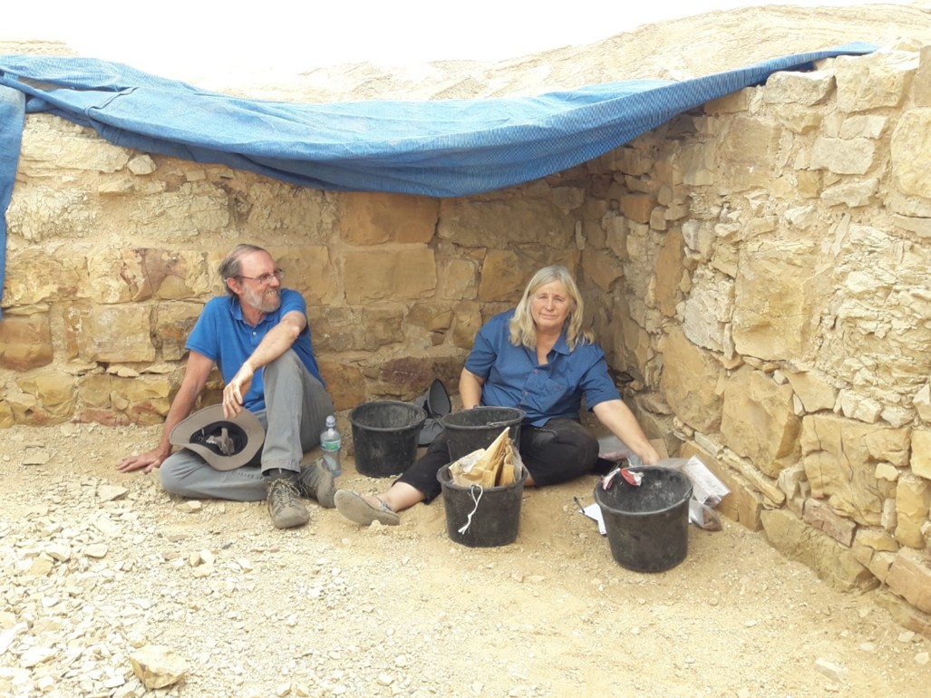 טלי בפעולה (בחאן שער רמון עם פרופסור גדעון אבני)