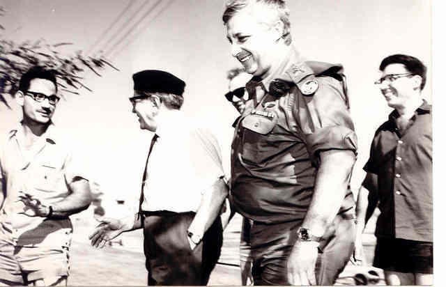 ביקור שר השיכון זאב שרף בעין יהב 1970 - עם אשר לביא . צילום: שייקה אורן