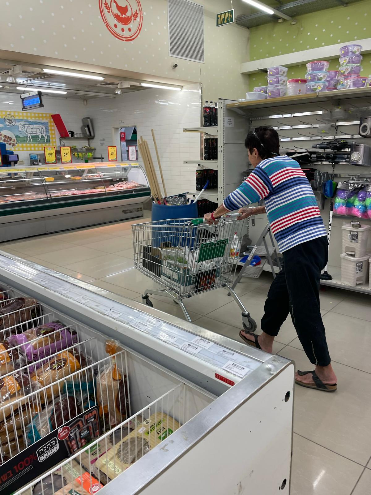 רותי בן-אליהו קניות בסופר צילם עמית שחר מחצבה/מאי 2023