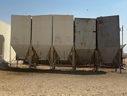 חמישה מכלי תערובת לכבשים בערבה