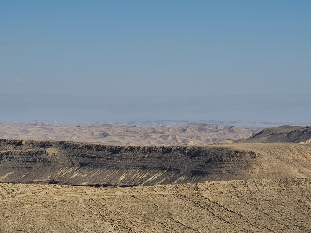 הנוף מהר רמון לכיוון מכתש רמון - ברקע הרי אדום